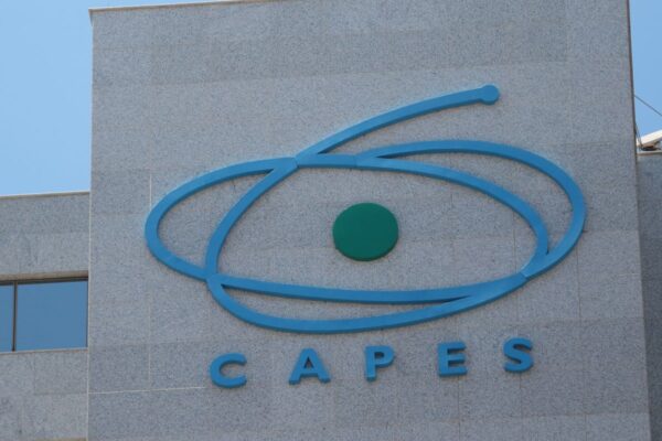 Capes deposita dinheiro de bolsistas mec libera r 50 milhoes para pagamento de bolsas da capes