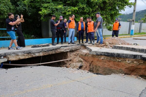 Governador Jorginho Mello acompanha de perto os estragos causados pelas chuvas em Itapema e reforça apoio à reconstrução Governador Jorginho Mello acompanha de perto os estragos causados pelas chuvas em Itapema e reforça apoio à reconstrução