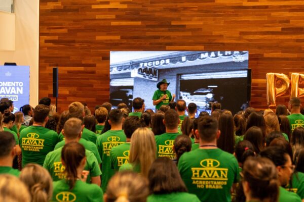 Luciano Hang celebra pagamento do PPR com 22 mil colaboradores da Havan Luciano Hang comemora pagamento do PPR com os 22 mil colaboradores