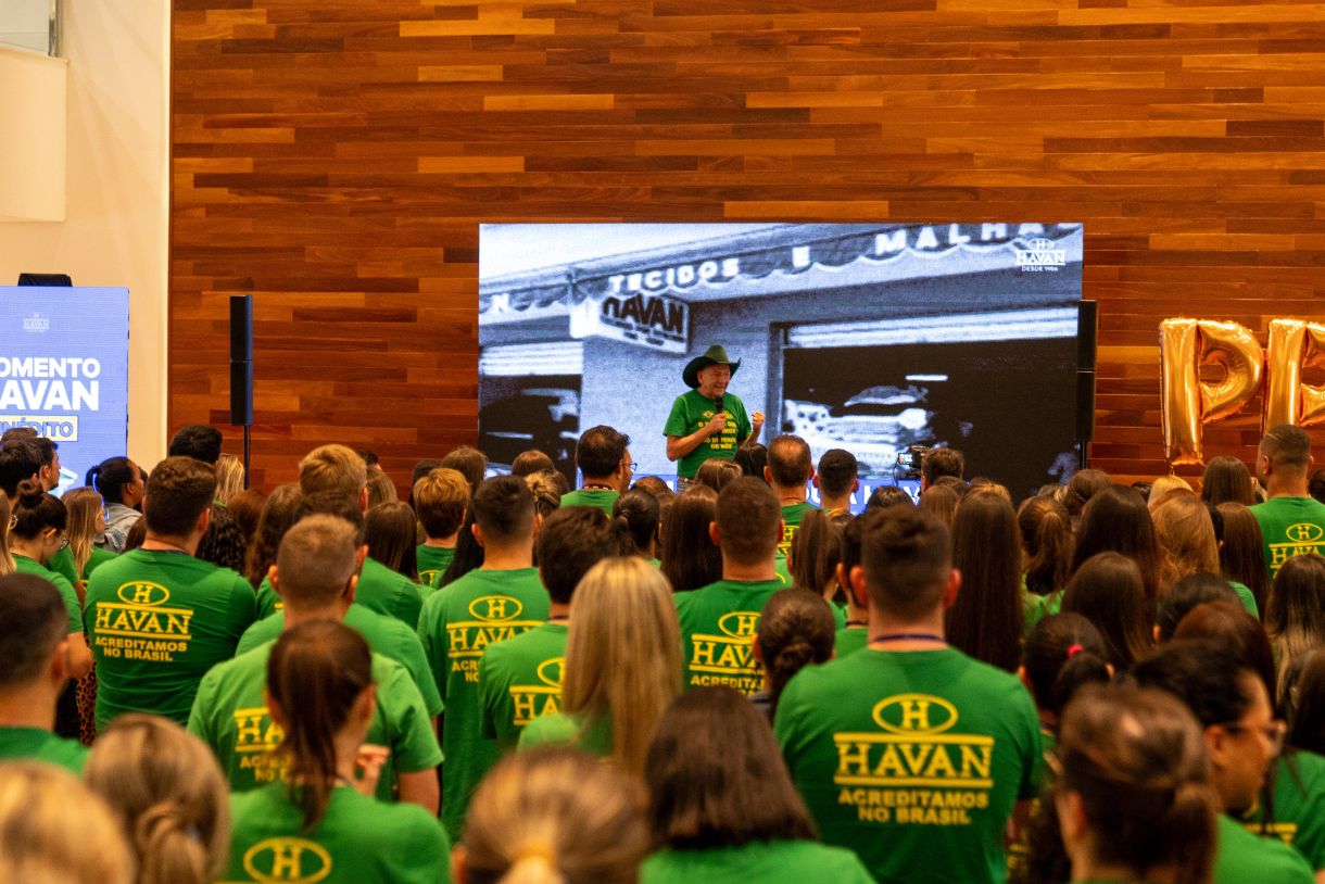 Luciano Hang celebra pagamento do PPR com 22 mil colaboradores da Havan 1 Luciano Hang comemora pagamento do PPR com os 22 mil colaboradores