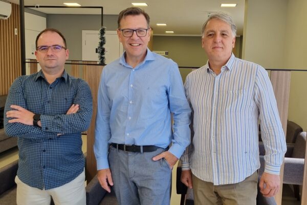 Médicos catarinenses trazem solução definitiva para o suor excessivo Dr. Rafael Paulino Dr. Marcelo Zanchet e Dr. Daniel Di Pietro Foto Viviane Araujo 1