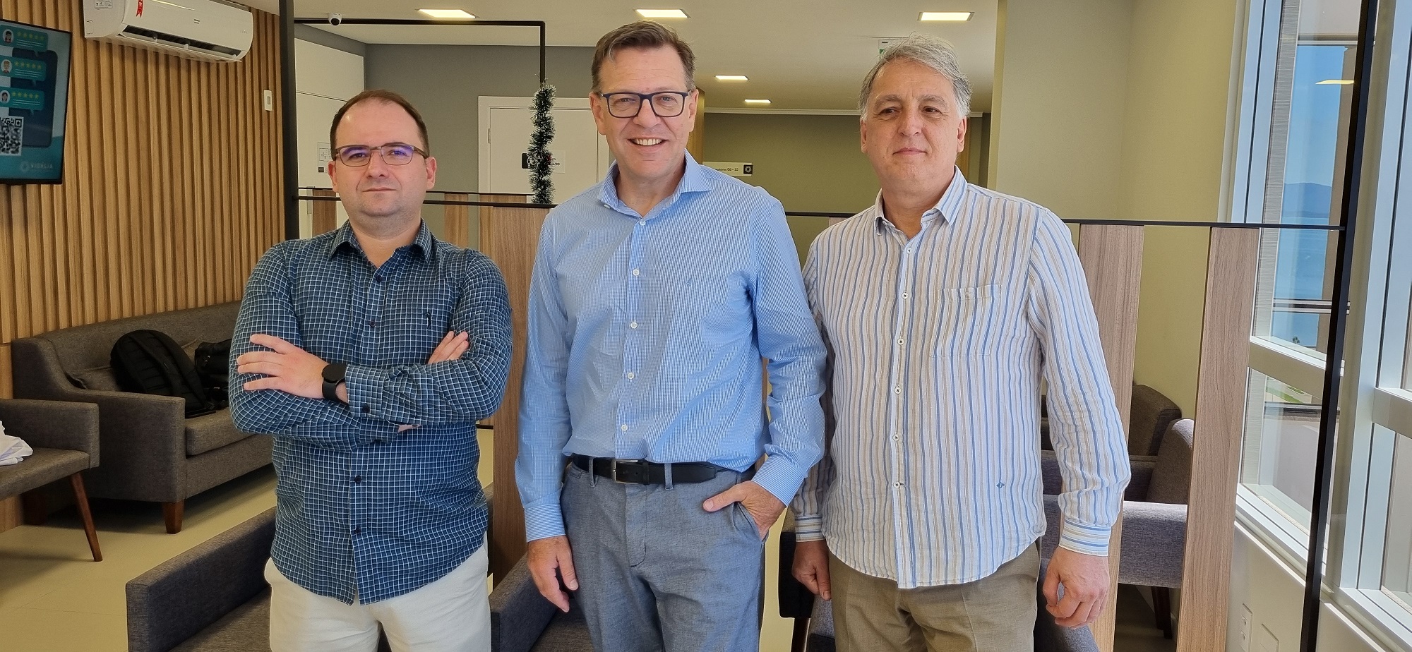 Médicos catarinenses trazem solução definitiva para o suor excessivo 1 Dr. Rafael Paulino Dr. Marcelo Zanchet e Dr. Daniel Di Pietro Foto Viviane Araujo 1