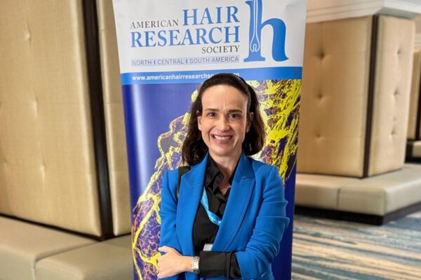 Inovações na Dermatologia: médica de Florianópolis compartilha tendências apresentadas no congresso da Academia Americana de Dermatologia Dra Debora Cadore em congresso de Dermatologia em Orlando foto Divulgacao