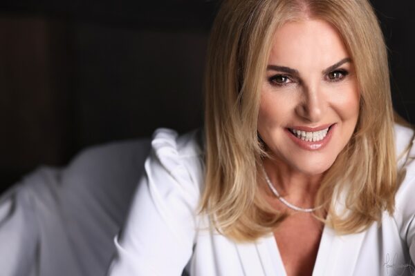 Empresária e escritora brasileira Bettina Muradás lança livro em Nova York Empresaria e escritora brasileira Bettina Muradas lanca livro em Nova York