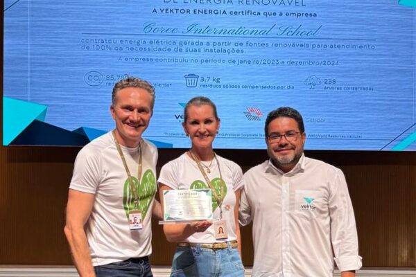 Instituto COREE recebe Certificado de Energia Renovável após migração para o mercado livre  Sandro Bittencourt de Souza a direita entrega o Certificado de Energia Renovavel ao gestor e a diretora do Instituto COREE em Joinville Omar Ghanem e Liliane Constantini