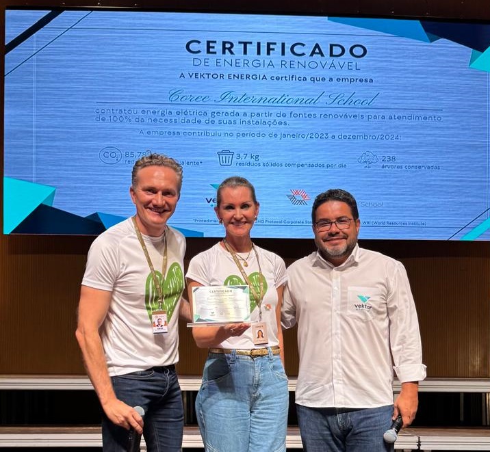 Instituto COREE recebe Certificado de Energia Renovável após migração para o mercado livre  1 Sandro Bittencourt de Souza a direita entrega o Certificado de Energia Renovavel ao gestor e a diretora do Instituto COREE em Joinville Omar Ghanem e Liliane Constantini