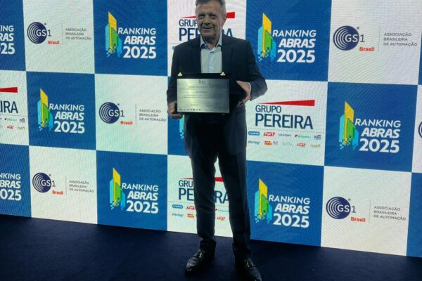 Com crescimento de mais de 17%, Grupo Pereira reafirma posição como maior supermercadista catarinense no ranking ABRAS Joao Pereira Vice Presidente Comercial e de Marketing do Grupo Pereira recebendo a placa do Ranking ABRAS 2025 e1744829636579