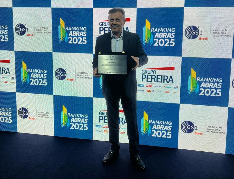 Joao Pereira Vice Presidente Comercial e de Marketing do Grupo Pereira recebendo a placa do Ranking ABRAS 2025 e1744829636579