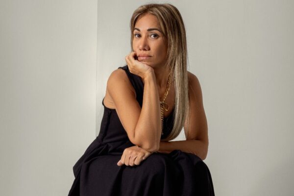 Coleção “Sonhos sempre vêm para quem sonhar”, de Mariana Meirelles, da marca MM, transportou a magia e o simbolismo do clássico “O Mágico de Oz” para a moda feminina, combinando fantasia e sofisticação unnamed 1 e1744318201415