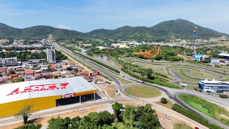 Fort Atacadista inaugura nova loja em Penha (SC) em frente ao Parque Beto Carrero World 1 Fort Atacadista em Penha fica em frente ao Parque Beto Carrero World - Foto: Marcelo Pertile