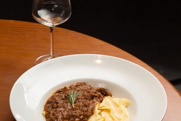 Los Troncos Parrilla Uruguaya renova menu executivo com pratos clássicos Ragu de ossobuco com papardelle feito na casa
