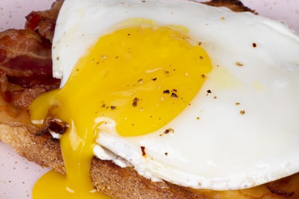 Confeitaria Júlia Cherem lança cardápio de inverno com novidades irresistíveis em Florianópolis Toast de Bacon