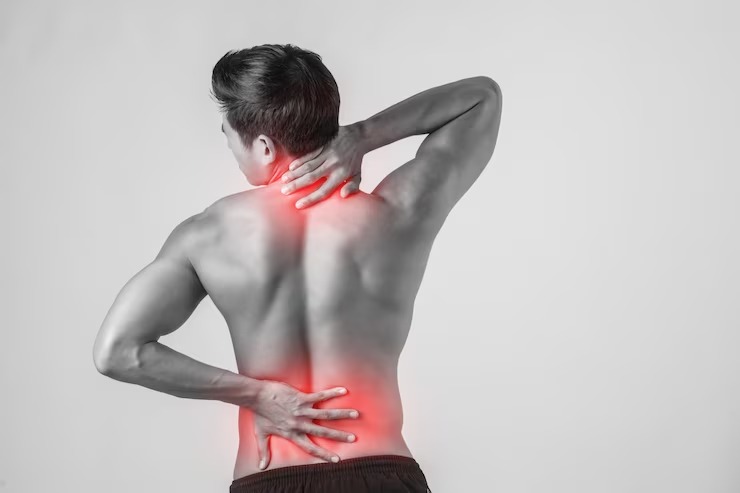 Dores musculares frequentes? Veja como evitar e tratar 1 feche o homem esfregando suas costas doloridas isoladas no fundo branco 1150 2935