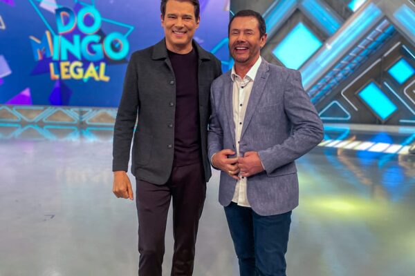 Empresário de Santa Catarina se sensibiliza com o “Rei do Café” e faz doação no Domingo Legal  Celso Portiolli e Reginaldo Boeira no programa Domingo Legal. Foto por Paulo Hintz Growth Global min