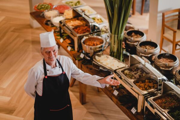 Com mais de 60 anos de história, Lindacap segue como referência na gastronomia de Florianópolis Chef Ivo Schreiber com a feijoada tradicao aos sabados de inverno na Lindacap Foto Divulgacao