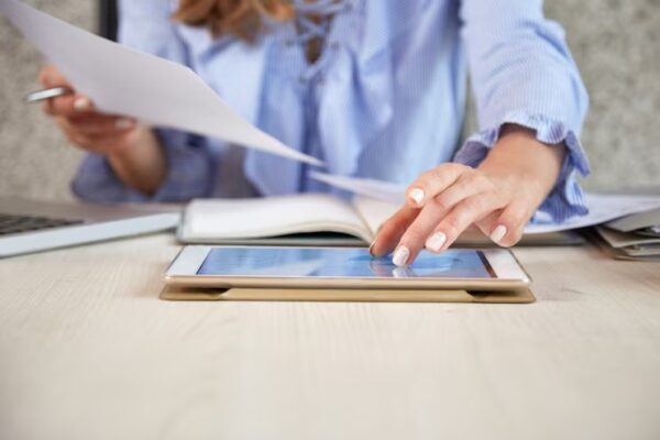 Como a nota fiscal eletrônica está transformando o agronegócio e seu acesso ao mercado secao intermediaria da mulher irreconhecivel trabalhando com tablet pc na mesa do escritorio 1098 20063
