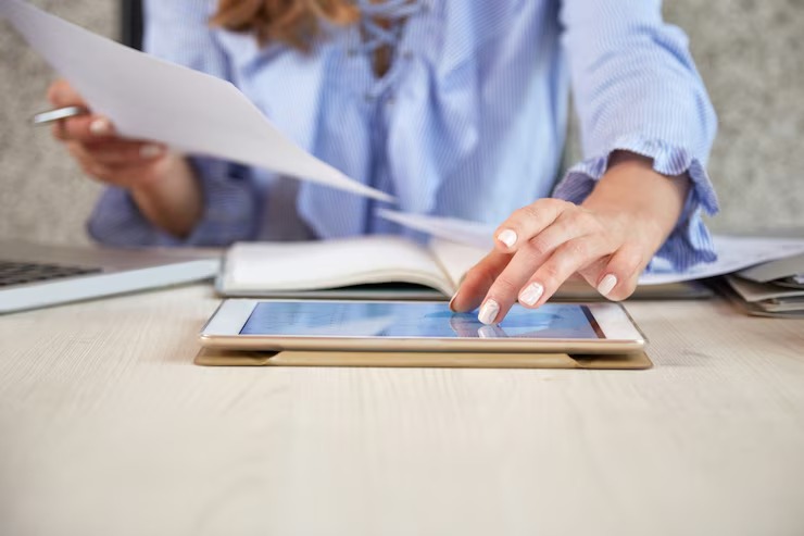 Como a nota fiscal eletrônica está transformando o agronegócio e seu acesso ao mercado 1 secao intermediaria da mulher irreconhecivel trabalhando com tablet pc na mesa do escritorio 1098 20063