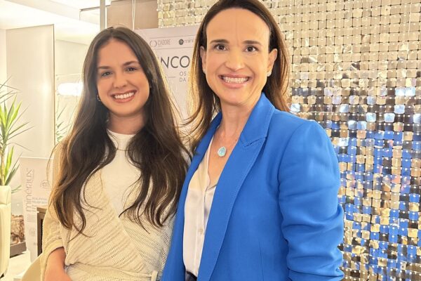 Evento “Skincodes” apresenta inovação em tratamentos dermatológicos em Florianópolis A empresaria Ana Paula Winckler da marca Mineraux Beauty com a medica dermatologista Dra Debora Cadore Foto Ricardo Verka