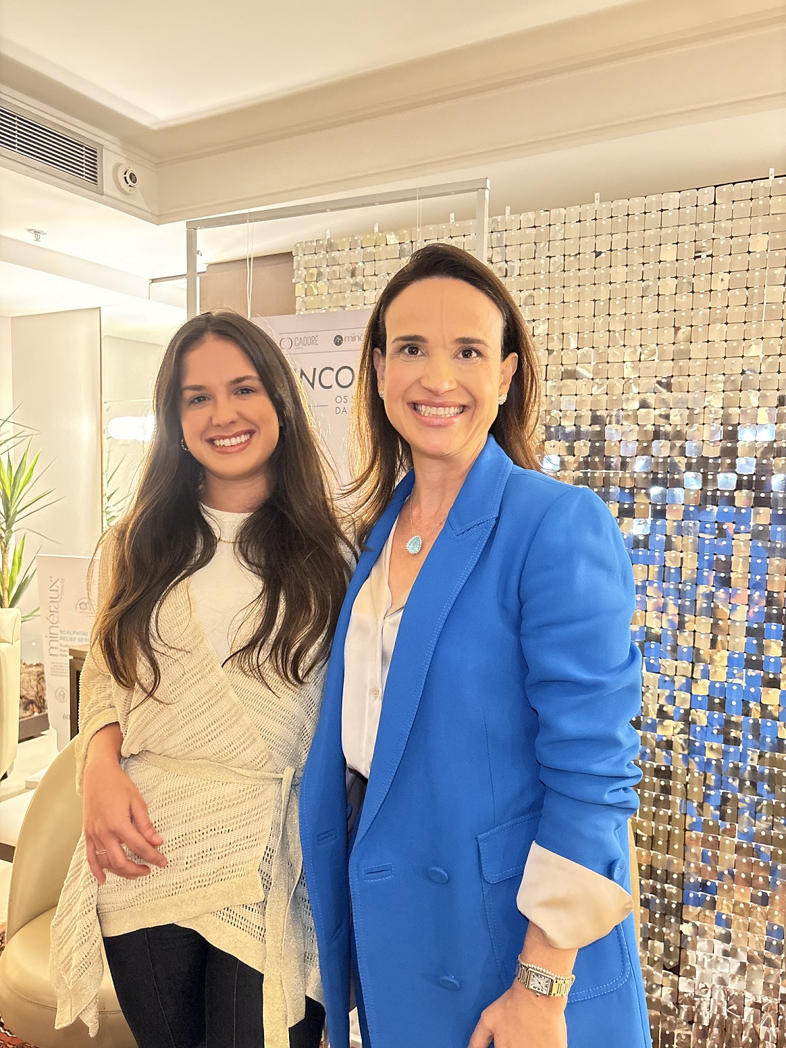 Evento “Skincodes” apresenta inovação em tratamentos dermatológicos em Florianópolis 1 A empresaria Ana Paula Winckler da marca Mineraux Beauty com a medica dermatologista Dra Debora Cadore Foto Ricardo Verka