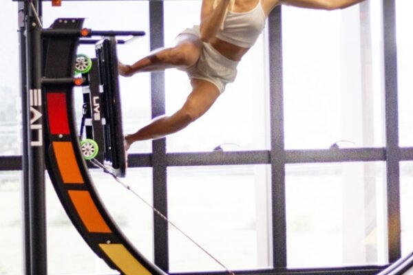 Treino de força promove qualidade de vida para todas as idades Atleta Maya Carpinelli treinando com Mormaii Fitness