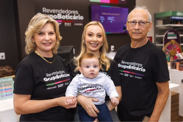 Grupo O Boticário inaugura centro logístico para atender mais de 2 mil revendedores Eliane Knop Izabele Cristine de Souza Milton de Souza e o cacula da casa Romeo na inauguracao do novo empreendimento do Grupo O Boticario em Brusque Foto Guilherme Zucco Growth Global
