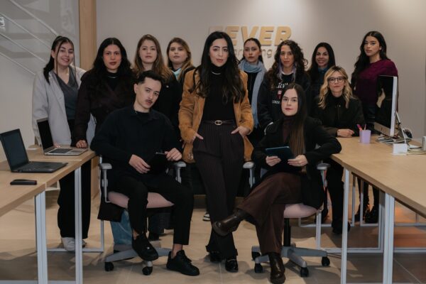 Agência Fever completa 10 anos como referência nacional em marketing médico de alto padrão Empresaria catarinense Sabrina Isabela comanda agencia especializada em marketing medico com solucoes de branding conteudo e posicionamento para profissionais da saude Foto Luna Zunino 1