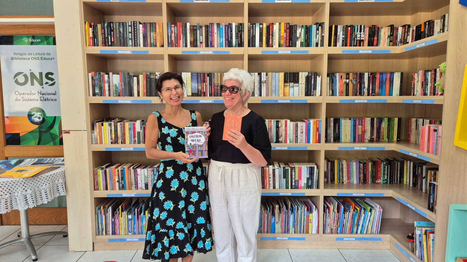 Oficinas culturais, dentro do Setembro Verde, promovem a conscientização sobre as deficiências ocultas 1 Ana Lavratti e Marcilene Ghisi na Biblioteca da ACIC. FOTO DIVULGACAO