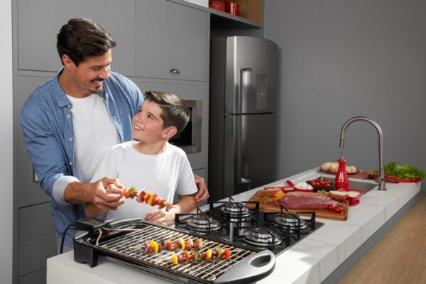 Com fábrica em Brusque, Fischer transforma o Dia dos Pais em celebração de memórias e convivência Campanha de Dia dos Pais da Fischer ressignifica a data e reforca estrategia da marca de conectar tecnologia e design com experiencias familiares Foto Divulgacao