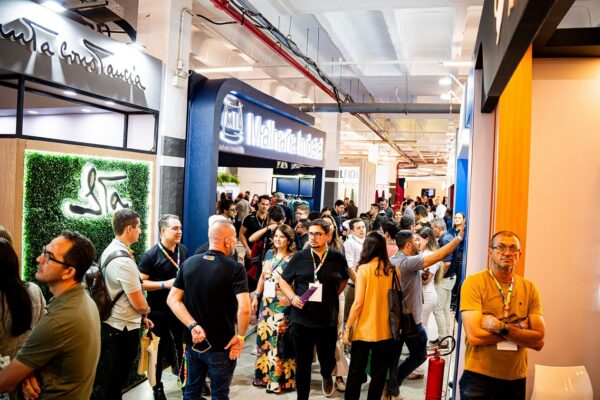 “O Negócio da Moda” celebra 10 anos em Balneário Camboriú Corredores lotados para conferir as novidades na feira de negocios