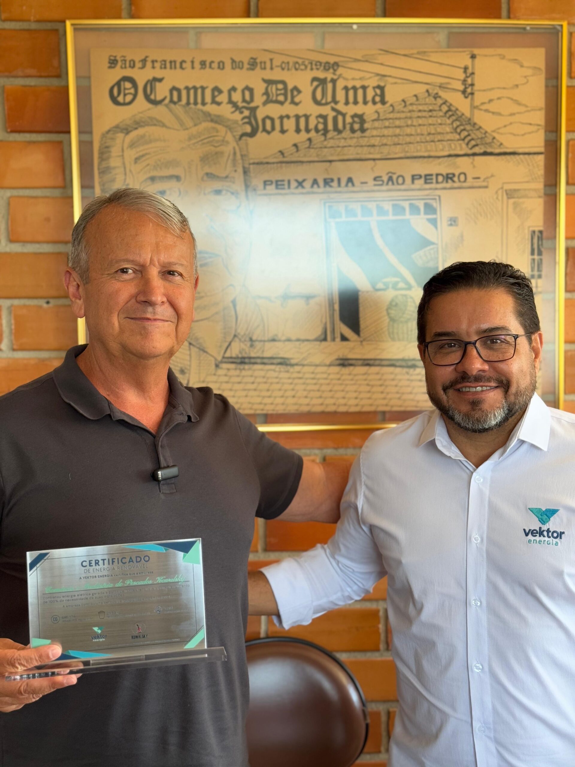 Parceria entre Kowalsky Pescados e Vektor gera economia de energia e impacto ambiental positivo em Itajaí 6 Jose Kowalsky da Kowalsky Pescados de Itajai recebe o certificado de energia renovavel do CEO da Vektor Sandro Bittencourt de Souza Divulgacao scaled