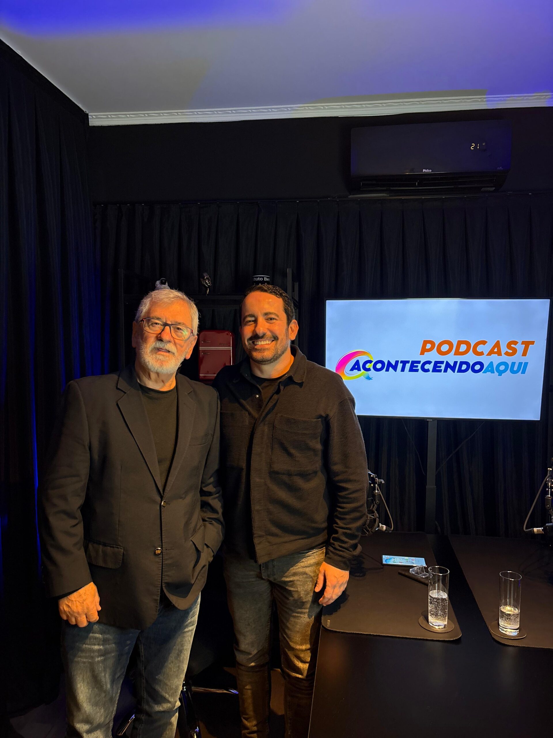 Jornalista Davi Paes e Lima fala de carreira e desafios e tendências da comunicação corporativa em podcast 1 Reunidos apos a gravacao Jailson de Sa a esquerda e Davi Paes e Lima Foto Ricardo Verka scaled