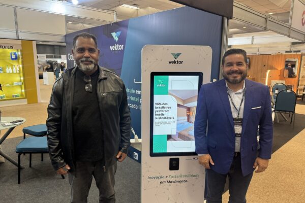 Vektor aposta em soluções para carros elétricos e projeta crescimento de 22% em 2025 Sandro Bittencourt de Souza a direita da Vektor Energia com Francisco Lima da Automa na mais recente edicao da Encatho Exprotel Foto Davi Paes e Lima