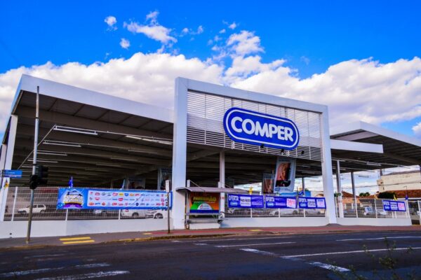 Grupo Pereira expande negócios e inaugura seis lojas dos supermercados Comper em SC  Fachada de uma das unidades Supermercados Comper imagem meramente ilustrativa Foto Divulgacao