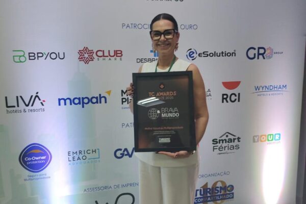 Empreendimento catarinense é premiado em Goiânia Flavia Boss rebece o TC Awards pela Mendes Empreendimentos