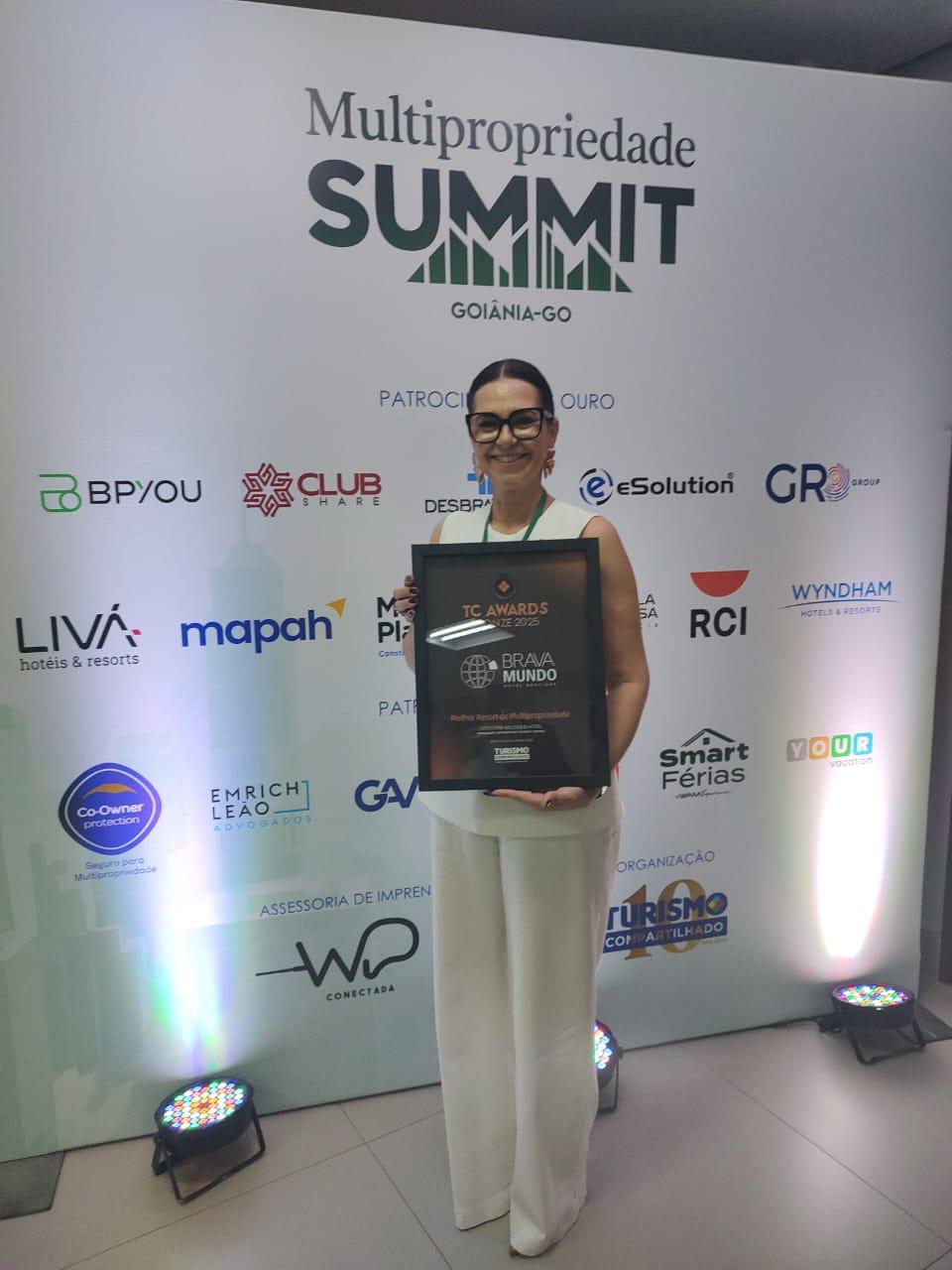 Empreendimento catarinense é premiado em Goiânia 1 Flavia Boss rebece o TC Awards pela Mendes Empreendimentos