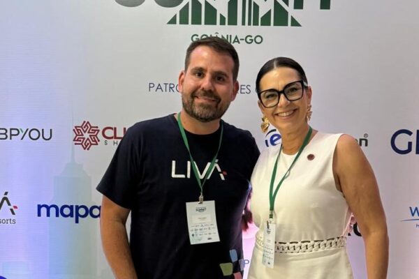 Empreendimento catarinense é premiado em Goiânia Joao Cazeiro Diretor Comercial da empresa Atrio Liva e Flavia Boss Gerente de relacionamento da mente responsavel pela gestao do Brava Mundo receberam o trofeu Bronze e1757527378569