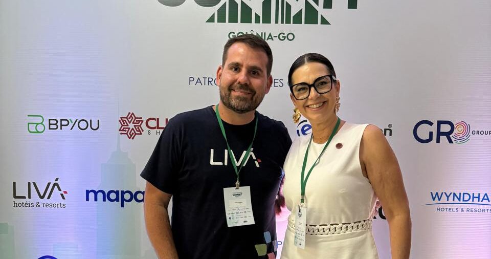 Empreendimento catarinense é premiado em Goiânia 1 Joao Cazeiro Diretor Comercial da empresa Atrio Liva e Flavia Boss Gerente de relacionamento da mente responsavel pela gestao do Brava Mundo receberam o trofeu Bronze e1757527378569