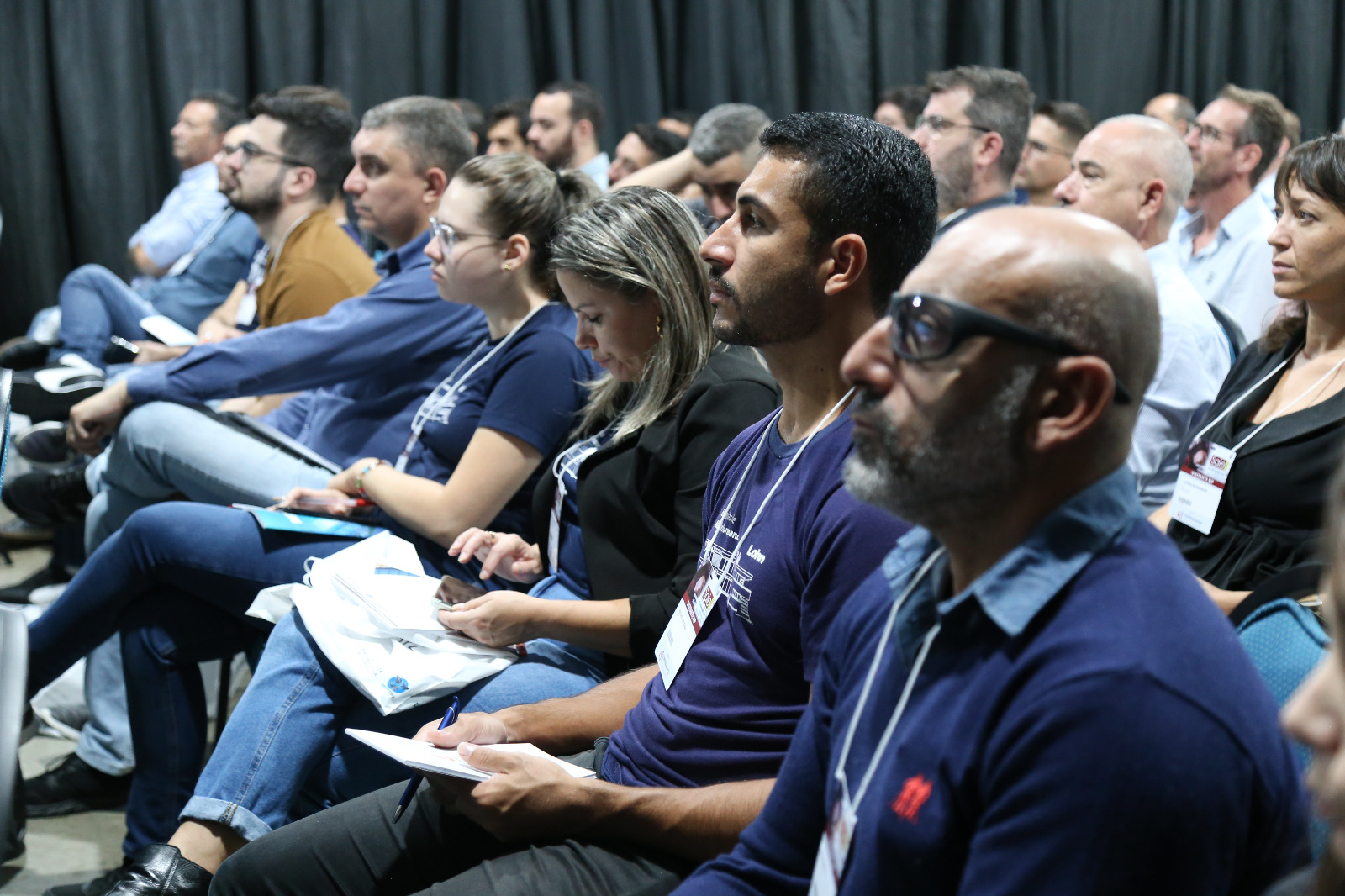 SAIE VETRO 2025 retorna a Florianópolis trazendo 150 marcas expositoras e soluções inovadoras em esquadrias e vidros 1 Mais do que uma feira o SAIE VETRO oferece uma rica programacao de conteudo com seminarios palestras e encontros tecnicos